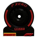 Pneu F1 Decorativo Fórmula 1 Fan Miniatura com Suporte Exclusivo - Versão 2026